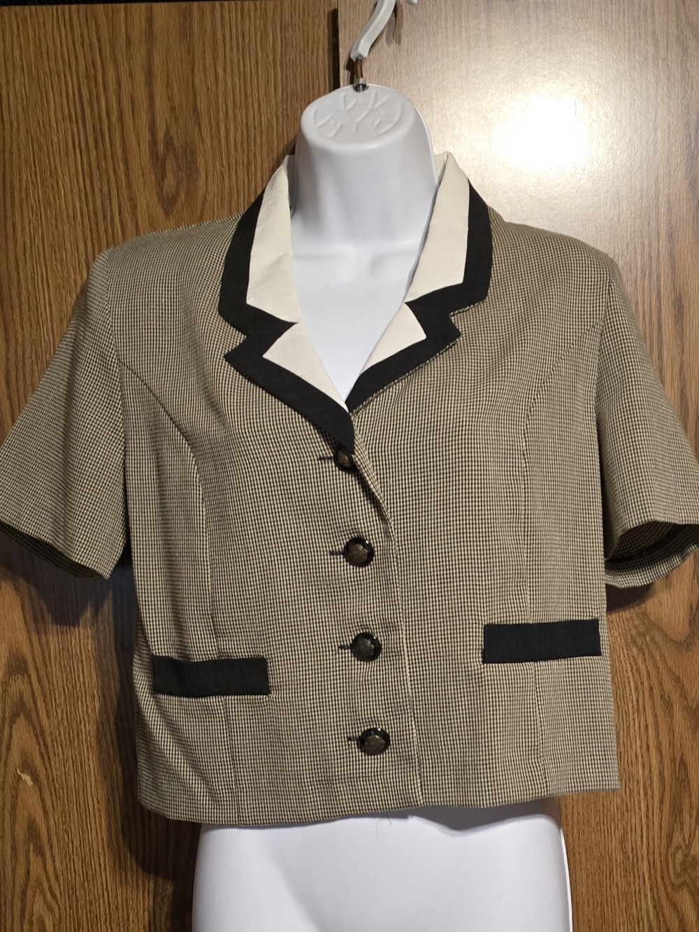 Sag Harbor Beige Houndstooth Crop Top with Black Trim